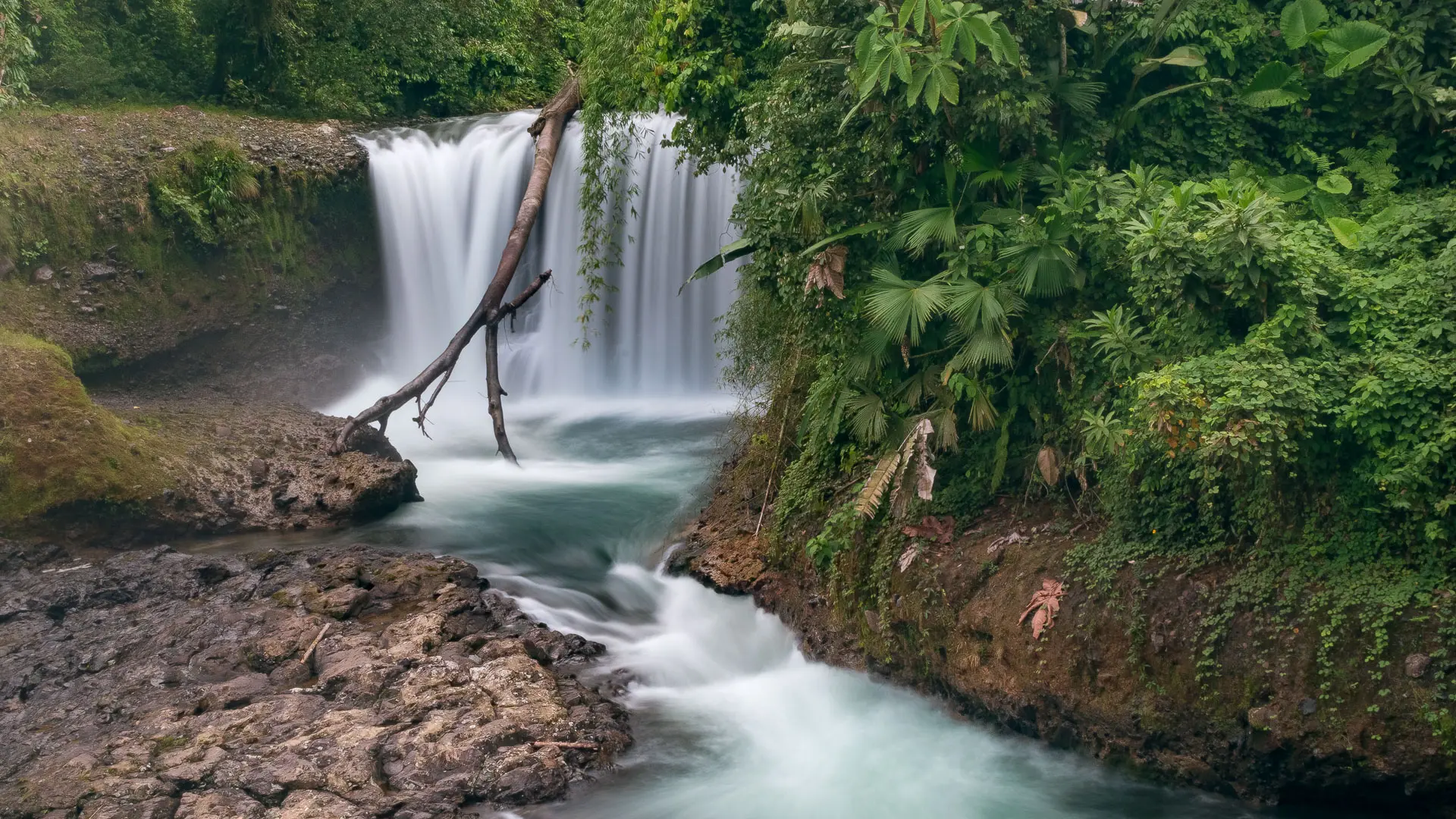 fotografía de la cascada salto del tigre en ecuador